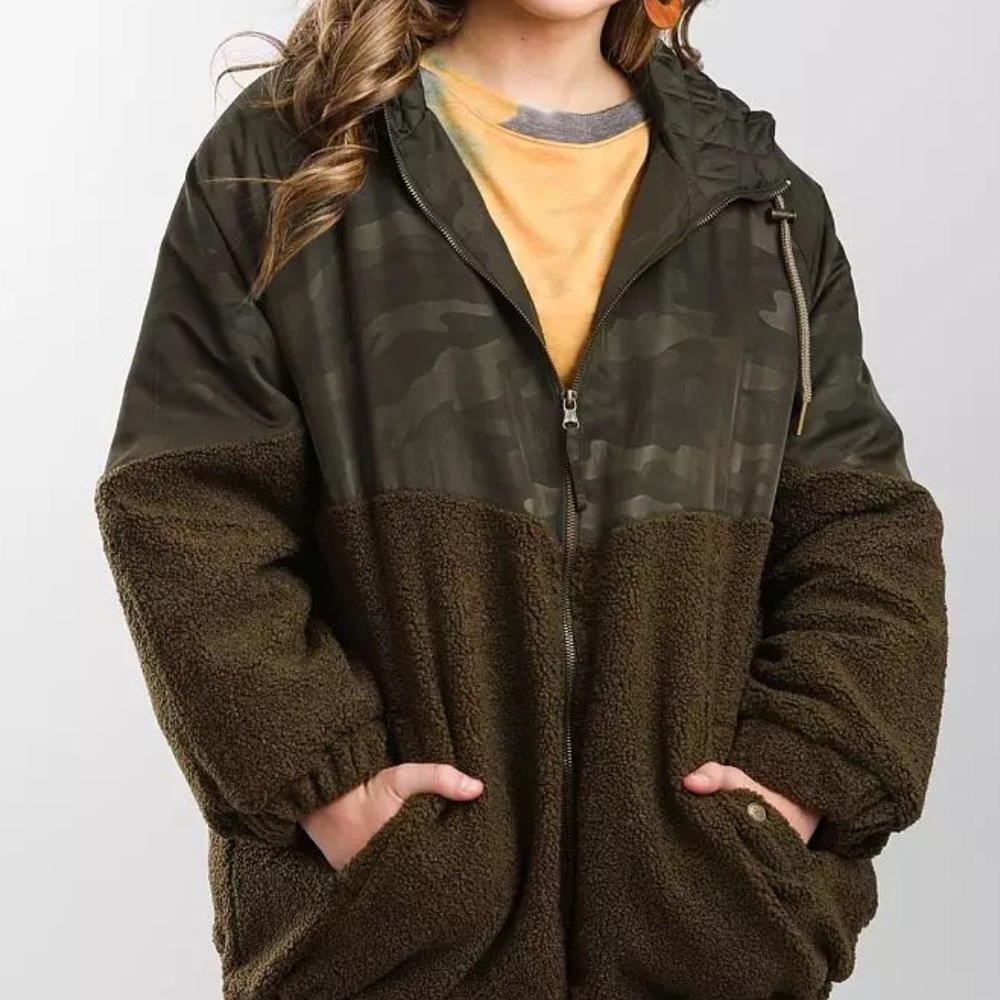 Boundless North buckle Camo pierced SM jacket, oversized pockets NWOT army green